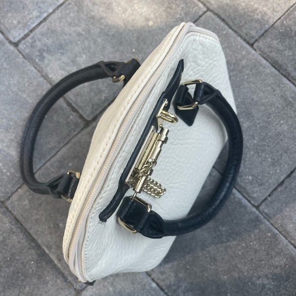 Top handle bag with gold hardwear *MUST BUY* - Picture 3 of 6